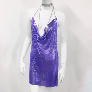 Détail du tissu en maille métallique violette avec paillettes sur une robe à col bénitier