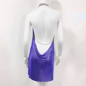 Vue détaillée du dos d'une mini robe violette à paillettes et fines chaînes argentées