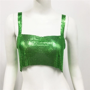 Détail d'un crop top à paillettes vert vif avec texture en maille métallique et col carré