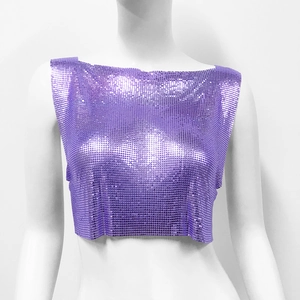 Détail macro des paillettes métalliques violettes sur un haut court festif chic