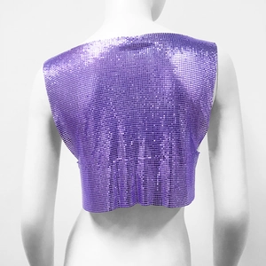 Détail de la vue arrière d'un crop top violet à paillettes sur un mannequin blanc