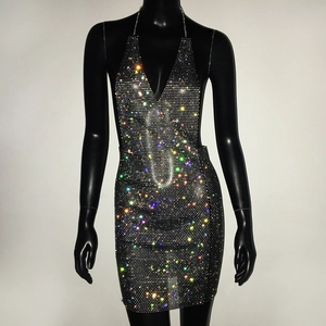 Nahaufnahme von schwarzem Mesh-Minikleid mit funkelnden AB-Steinen und Neckholder-Design