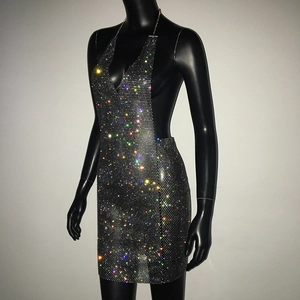 Detail eines sexy rückenfreien Strass-Minikleids mit schimmernder Kristall-Netzstruktur