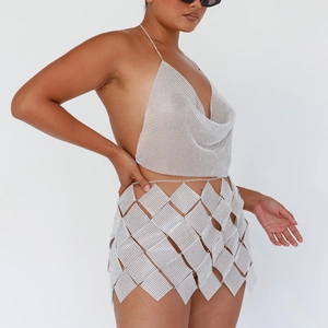 Ensemble deux pièces sexy avec haut licou en strass argentés et mini-jupe à paillettes
