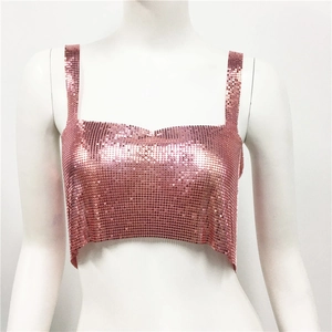 Détail d'un crop top pailleté or rose avec texture en maille métallique fine
