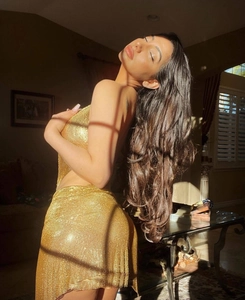 Détail de l'ensemble deux pièces à paillettes dorées avec haut licou et mini-jupe