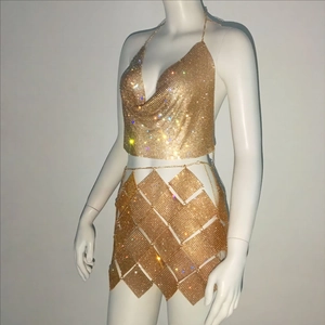Détail des paillettes en maille dorée et chaînes sur cet ensemble deux pièces sexy