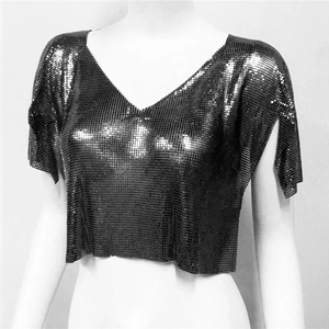 Dettaglio della maglia metallica nera e dello scollo a V per questo top da festa con paillettes