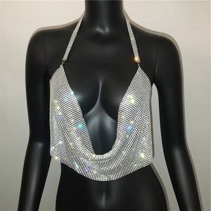 Dettaglio del top all'americana in strass argento con paillettes metalliche