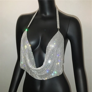 Vista dettagliata dello scollo a V profondo su un top a fascia con strass argento lucido