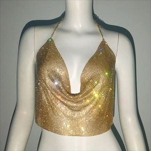 Détail du haut court dos nu doré avec des strass étincelants et une chaîne en métal