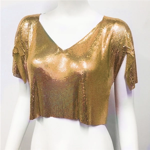 Dettaglio della maglia a paillettes metalliche color oro di un crop top sexy con scollo a V