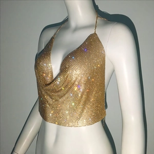Détail d'un haut dos nu scintillant en maille de strass dorés avec décolleté en V