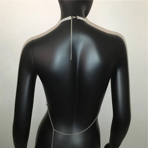 Dettaglio di girocollo in strass argento con catena per il corpo posteriore su manichino