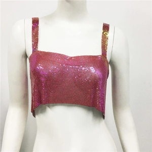 Vue détaillée du crop top à paillettes rose vif avec maille métallique et bretelles