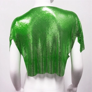 Vista dettagliata del retro di un top in rete metallica con paillettes verdi su manichino