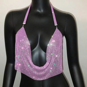 Dettaglio del top all'americana in maglia rosa con strass, scollo a V e riflessi metallici