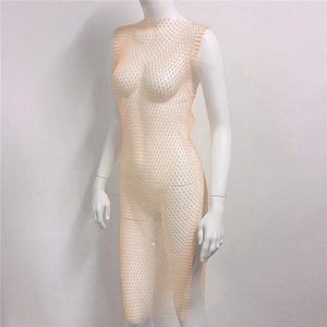 Gros plan détaillé sur la robe en maille champagne avec strass et fente latérale