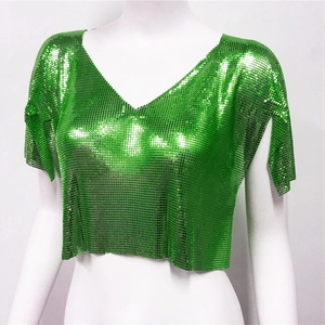 Dettaglio del crop top di paillettes verde lime con scollo a V e maglia metallica