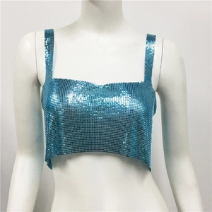 Vue détaillée des paillettes métalliques bleu vif et de la maille du crop top
