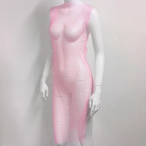 Détail de la robe résille rose avec strass brillants et fente latérale sur le côté