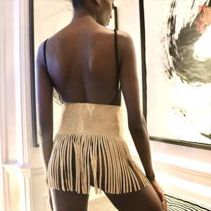 Dettaglio di gonna a catena per il corpo con frange di strass dorati per look eleganti
