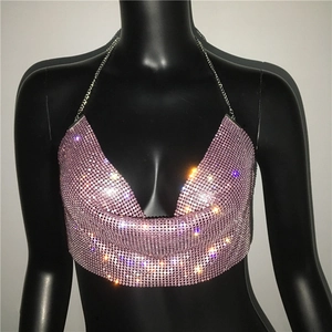 Detalle de top halter con diamantes de imitación rosas y cadena metálica plateada