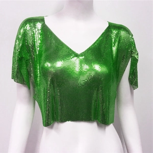 Dettaglio del crop top verde neon con paillettes, scollo a V e trama metallica lucida
