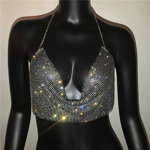 Detalle del top halter de malla con diamantes de imitación brillantes y escote en V profundo