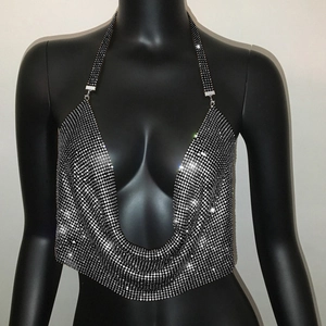 Dettaglio del top a lupetto in maglia argento con paillettes scintillanti e strass metallici