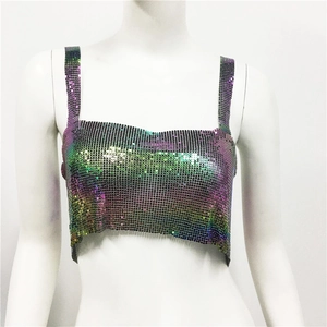 Vue détaillée du crop top à paillettes irisées avec texture en maille métallique et éclat