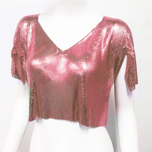Dettaglio del crop top con paillettes oro rosa con scollo a V e trama in maglia metallica
