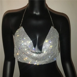 Detalle del top halter plateado con pedrería brillante y cadenas de metal finas