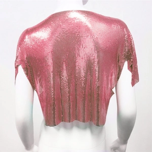 Dettaglio del crop top metallico oro rosa con vista posteriore e paillettes riflettenti