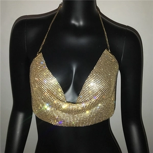 Detalle del top halter de malla con strass dorado mostrando la textura metálica brillante