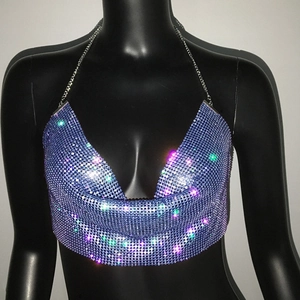 Detalle de lentejuelas degradadas violeta y azul con cadenas de metal en un top