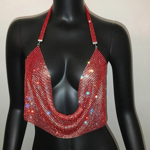 Dettaglio del top all'americana con strass rossi in maglia metallica e scollo a V profondo