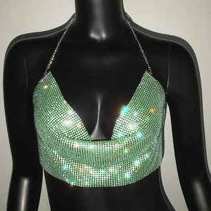 Detalle del top halter de diamantes de imitación verde claro con cuello en V y cadenas
