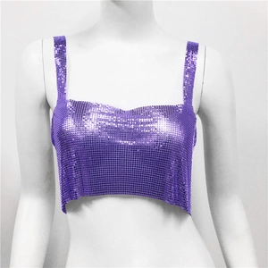 Détail du tissu en maille métallique à paillettes violettes sur ce haut court de fête