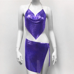 Détail d'un ensemble deux pièces à paillettes violettes avec haut licou et mini-jupe fendue