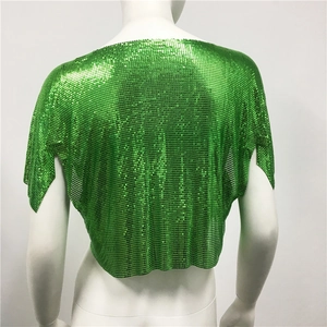Dettaglio della trama in maglia metallica verde e del design corto posteriore del top