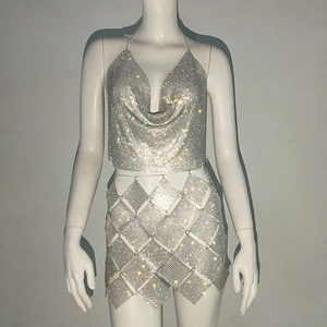 Détail du haut dos nu en strass argentés et ensemble mini-jupe à paillettes