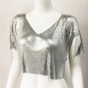 Dettaglio del crop top con paillettes argento con scollo a V e trama a rete scintillante