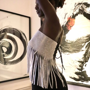 Détail du haut bustier à franges en strass argentés avec laçage réglable dans le dos