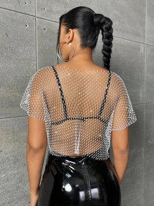 Vue détaillée du dos d'un haut en résille sexy avec strass et cristaux blancs