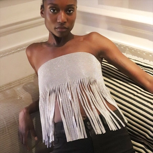 Détail d'un haut bustier en maille strass argentée avec franges scintillantes et design chic