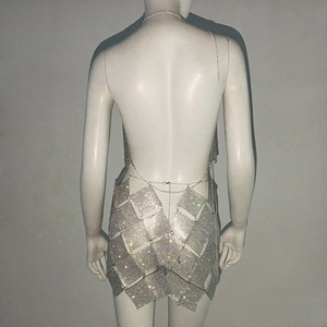 Détail de la robe en strass argentés avec maillons métalliques creux en losange