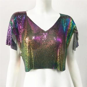 Dettaglio del crop top olografico con paillettes e scollo a V con trama in maglia metallica