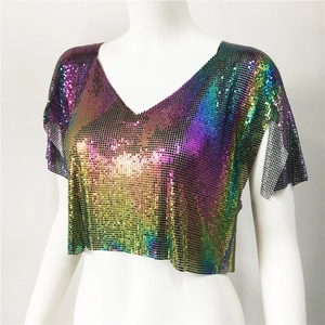 Dettaglio del crop top con paillettes metalliche arcobaleno, scollo a V e maglia lucida