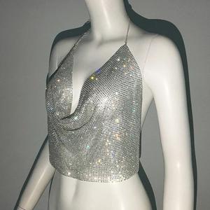 Détail du haut dos nu argenté orné de strass avec maille métallique et fines chaînes